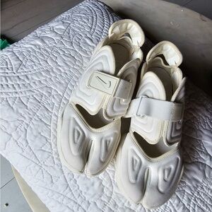 Nike womens Cream Sneakers